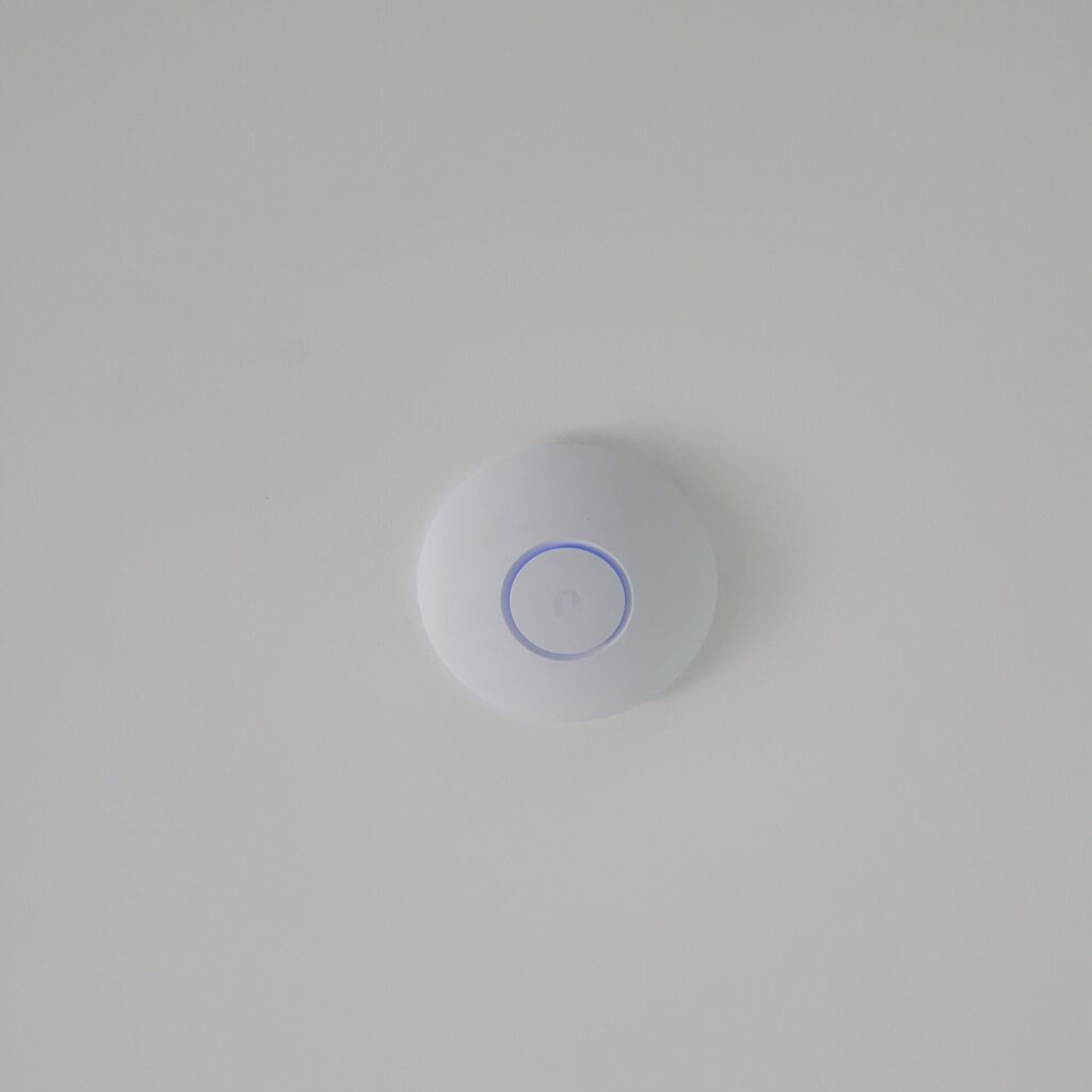 Foto de antena Wi-Fi ubiquiti.